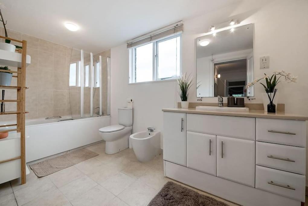 Knightsbridge Two Bed Apartment Лондон Экстерьер фото